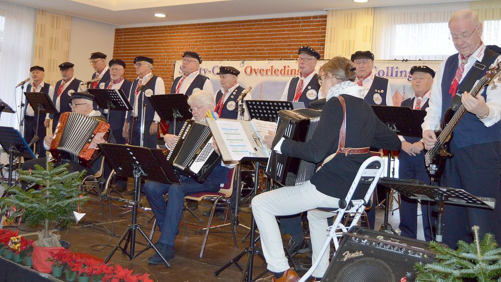 Der Shanty-Chor Overledinger Jungs hatte zusammen mit den Akkordeonfreunden Uplengen zu einem maritimen Adventskonzert in den Ihrhover Rathaussaal eingeladen. Fotos: Weers