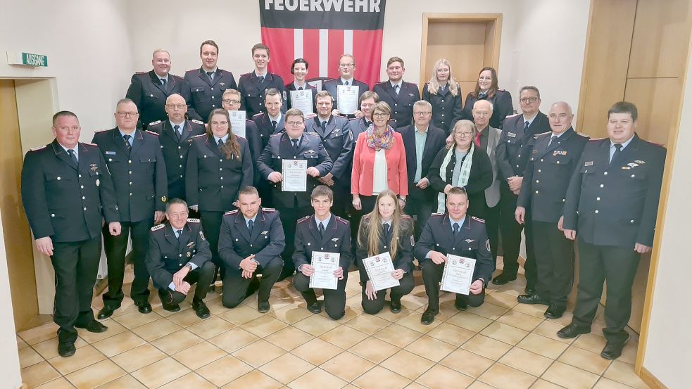 Gemeinsam posieren alle geehrten und beförderten Feuerwehrleute mit den Gästen der Hauptversammlung. Foto: Feuerwehr