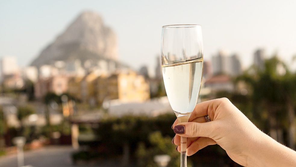 Sekt statt Selters? In manchen Städten kann man sich den mit 1000 Euro im Monat durchaus noch leisten. Foto: Unsplash/ alevision.co
