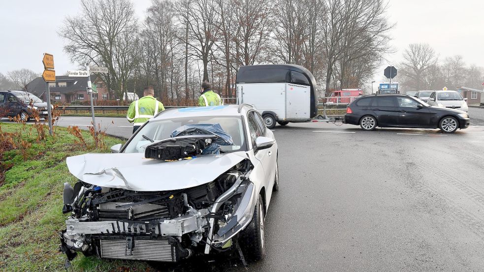 Der beim Unfall in Uplengen beteiligte Wagen hat einen Blechschaden. Fotos: Stromann