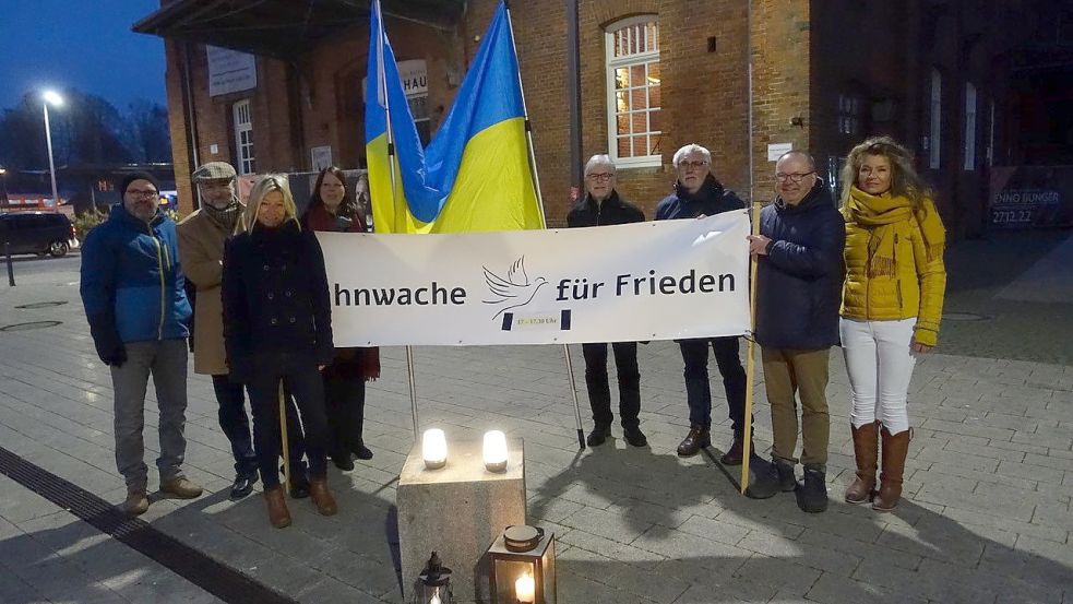 Sie organisieren die Mahnwache: Tom Bohmfalk (von links), Wolfram Jäger, Mechthild Tammena, Christa Olearius, Martin Heimbucher, Bruno Schachner, Heino Krüger und Beate Stammwitz. Es fehlt Rolf Boehnke. Foto: Kellner
