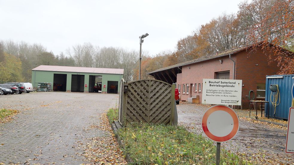 Der Saterländer Bauhof in Scharrel soll erneuert werden. Doch ob das am jetzigen Standort geschieht oder ob die Einrichtung verlegt wird ins Gewerbegebiet südlich des Scharreler Damms, darüber streiten sich die Ratsfraktionen im Saterland. Foto: Passmann