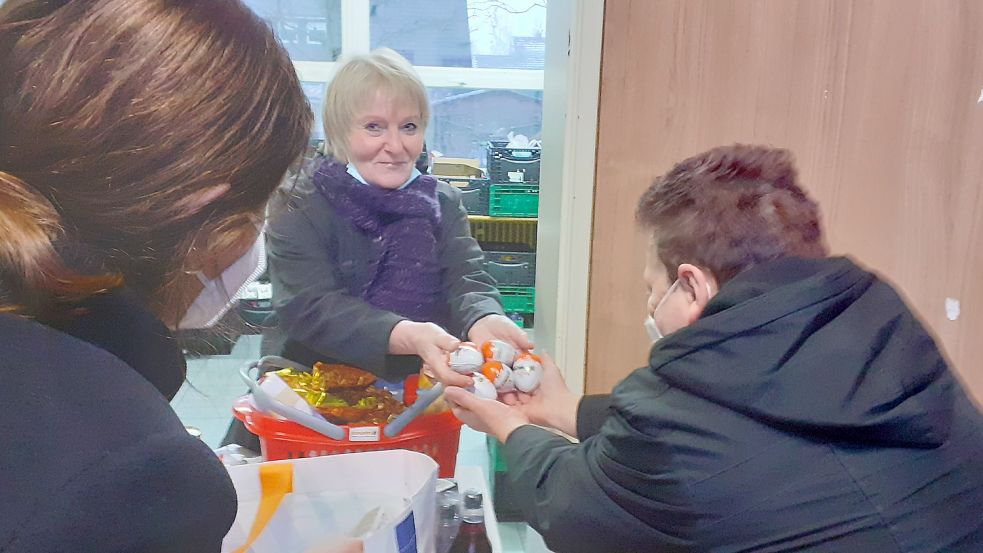 Für die Kinder von Bianka Albrecht (vorne, rechts) gibt es an diesem Tag besondere Überraschungen von Tafel-Mitarbeiterin Anne Rother. Fotos: Scherzer