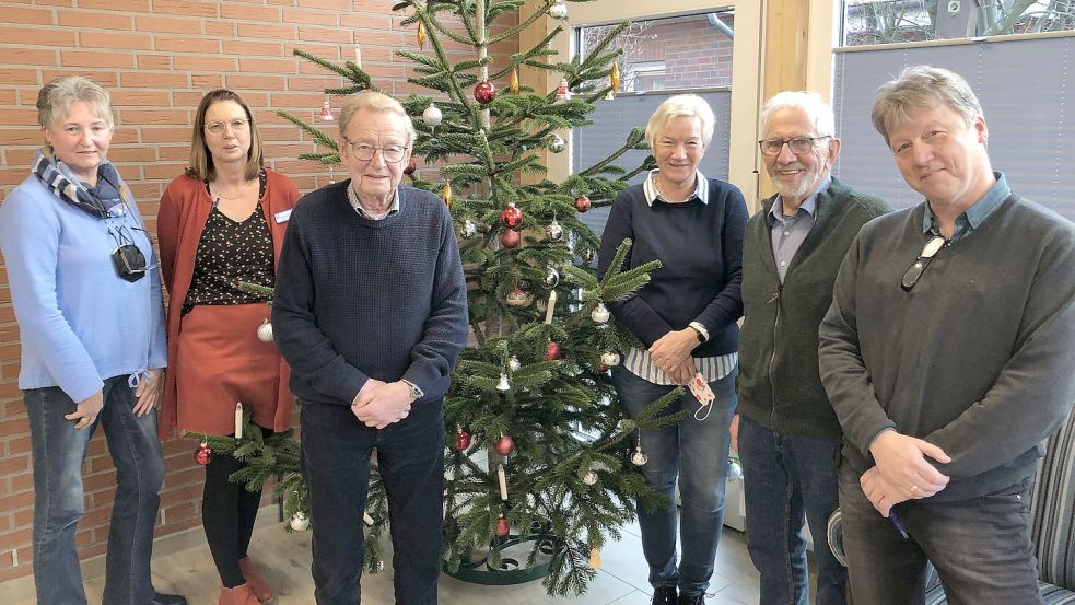 Jannette Meyer (von links) ist eine der Ehrenamtlichen, die Bettina Hans-Donker koordiniert. Bernhard Buss, Franziska Swart, Fred Klinkhard sind ebenfalls Freiwillige, die im Altenzentrum Weener dabei sind. Andreas Cramer leitet die Einrichtung. Foto: Vogt