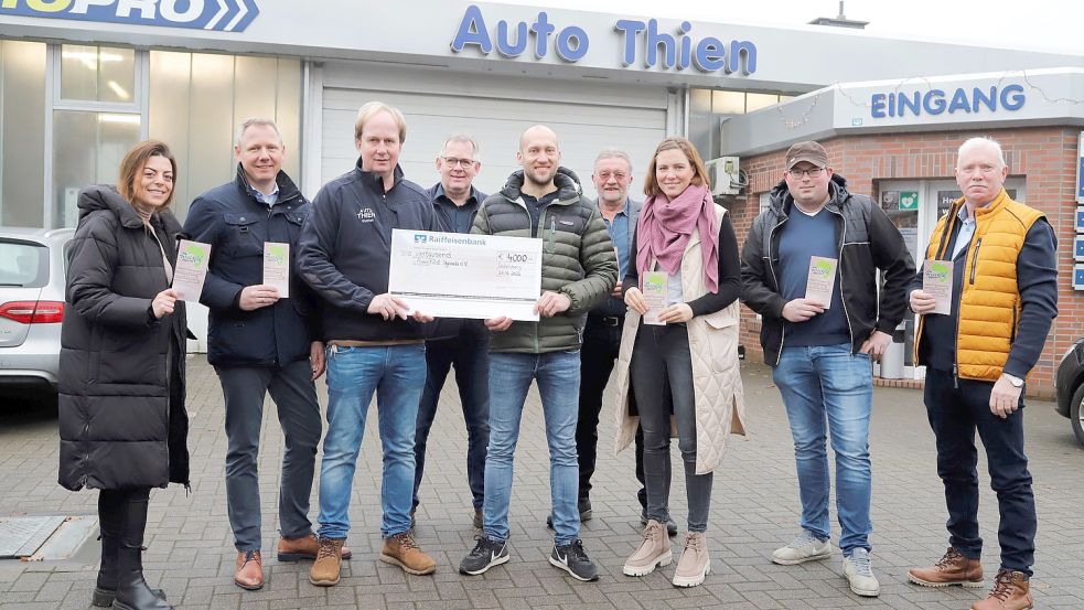Für das Hilfsprojekt „Freechild Uganda“ nahm dessen Gründer und Vorsitzender Jan-Ole Meyer (5. von links) einen symbolischen Spendenscheck von Stefan Thien (3. von links) entgegen. Foto: Passmann