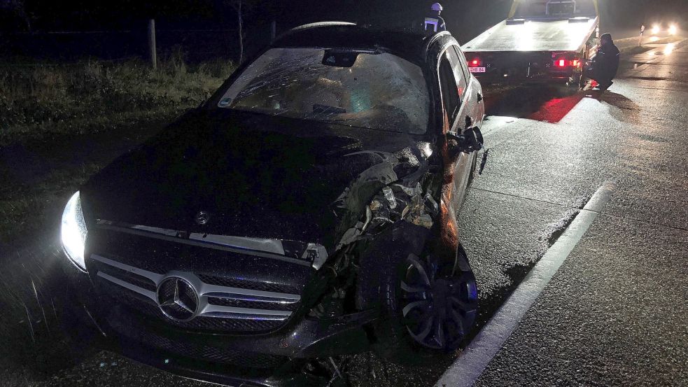 Der Wagen war nach dem Unfall nicht mehr fahrbereit und musste abgeschleppt werden. Foto: Ammermann