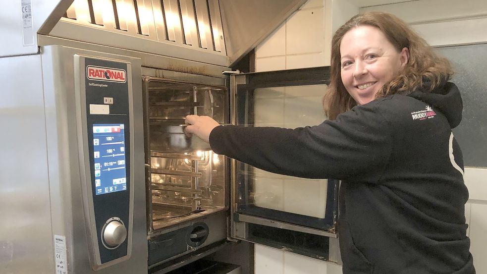 Sunna Wagemann bereitet in der Küche ihres Restaurants Haus Hamburg seit beinahe drei Jahren Woche für Woche warme Mahlzeiten für Obdachlose und Bedürftige zu. Foto: Mielcarek