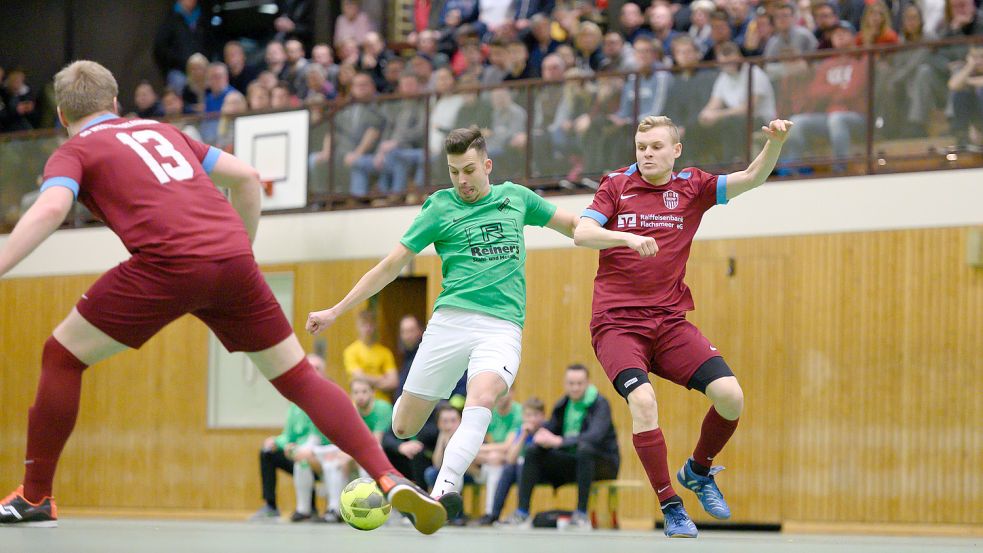 Nicht mehr in der Leeraner BBS-Halle in Leer, sondern in der KSB-Halle in Hesel wird dieses Jahr gespielt. GW Firrel (am Ball Manuel Suda) ist Titelverteidiger. Archivfoto: Barth