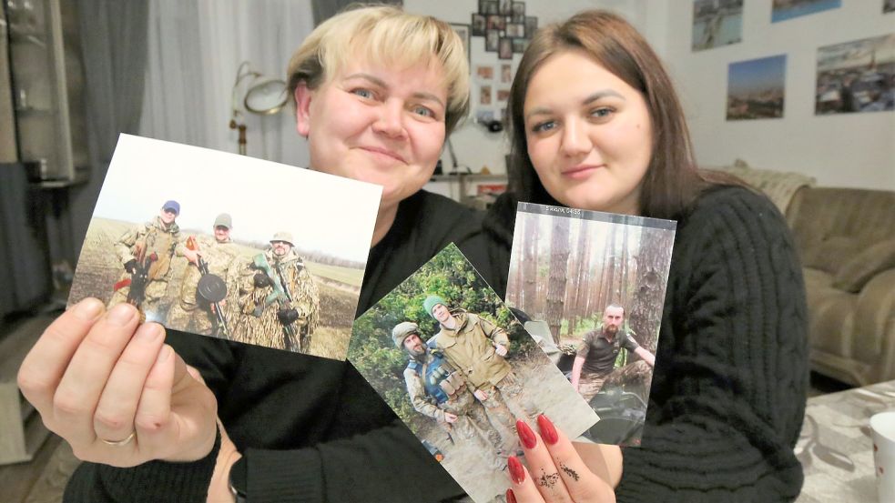 Ganna Shrainer (links) und ihre Tochter Krystyna Salimova zeigen Fotos der Kämpfer aus Sumy, darunter auch Shrainers Neffe. Foto: Böning