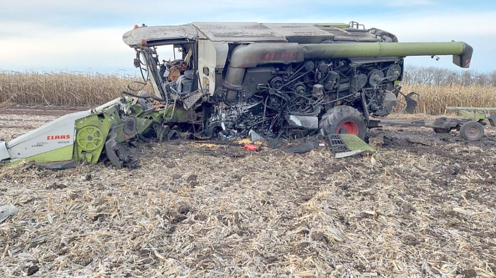 Eine zerstörte Erntemaschine in Sumy, auch zahlreiche Tiere verendeten bei den Gefechten qualvoll. Foto: Privat