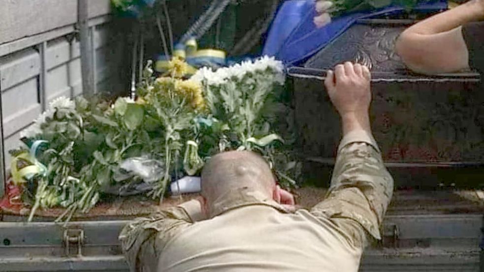 Trauer am Sarg eines Kriegsopfers in der ukrainischen Stadt Sumy. Foto: Privat