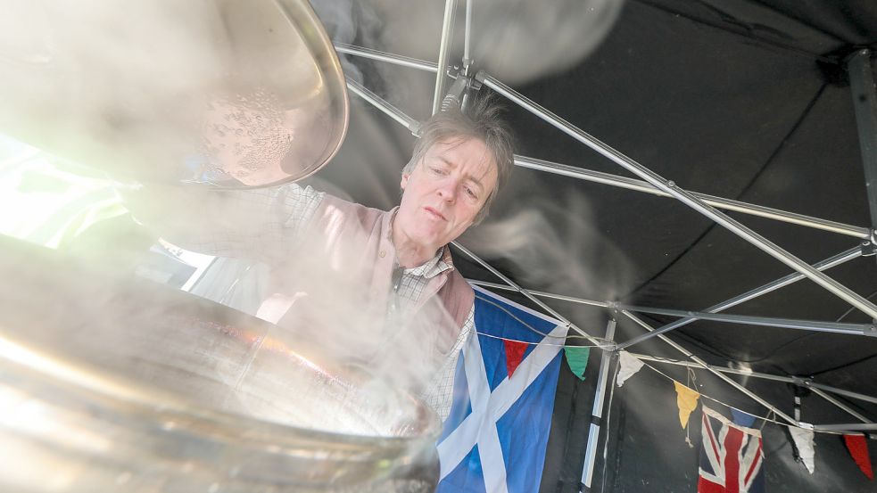 Der Schotte David Fox-Pitt kocht Tee und Kaffee am Grenzübergang. Foto: Hock