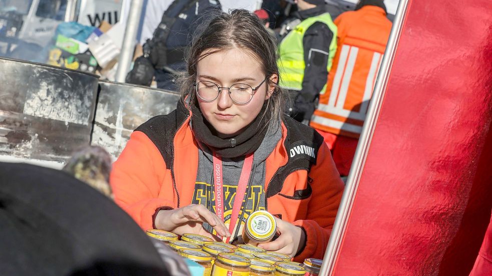 Die 18-jährige Agnieszka sortiert Babynahrung direkt an der Grenze zur Uraine. Wie die junge Polin helfen in der Grenzregion zahlreiche Menschen bei der Versorgung der Geflüchteten. Foto: Hock