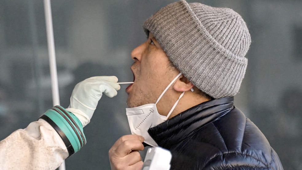 Ein Mann wird auf das Corona-Virus getestet. Dieser Test könnte jedoch weniger effektiv sein, als erhofft. Foto: AFP/NOEL CELIS