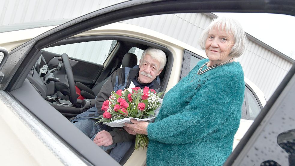 Seniorchefin Anette Bley überreichte ihrem langjährigen Mitarbeiter Wolfgang Merks zum Abschluss einen Blumenstrauß. Foto: Ortgies