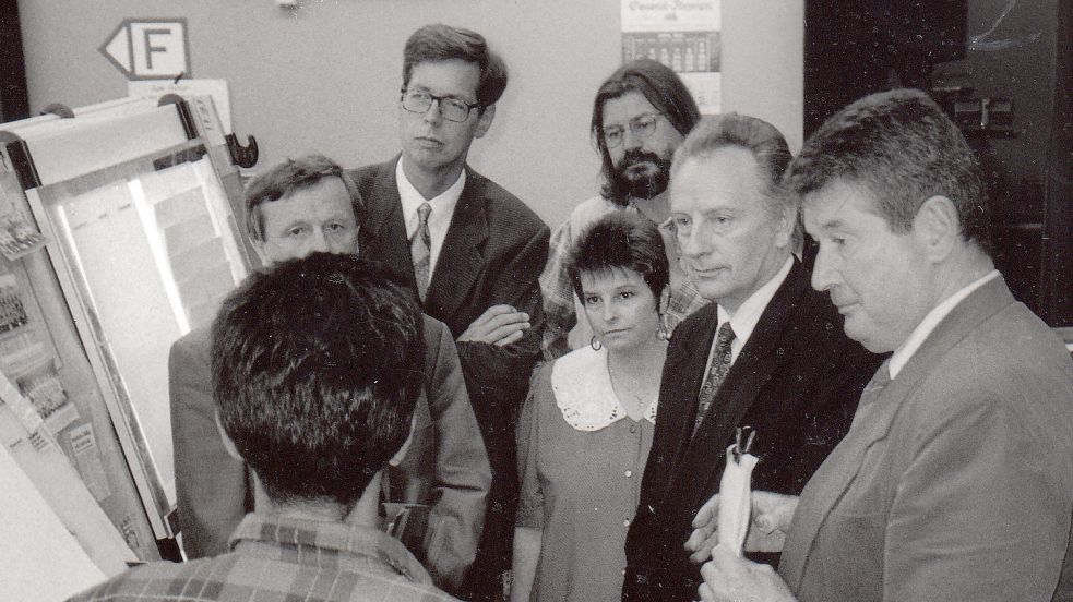 Der frühere Redaktionsleiter des General-Anzeigers, Albrecht Schreiber (rechts) zeigt Gästen, wie der GA hergestellt wird. Bilder: GA-Archiv