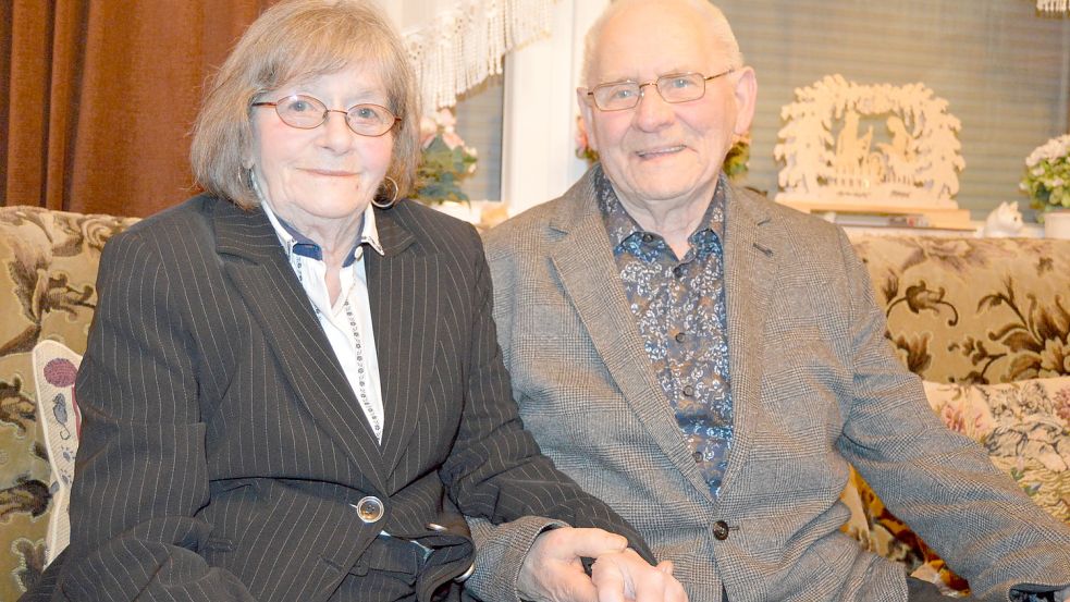 Vor 60 Jahren, am 28. Dezember 1962, haben sich Helke und Walter Meyer aus Ihrhove das Ja-Wort gegeben. Heute feiert das Paar mit der Familie und mit Freunden das Fest der diamantenen Hochzeit. Foto: Weers