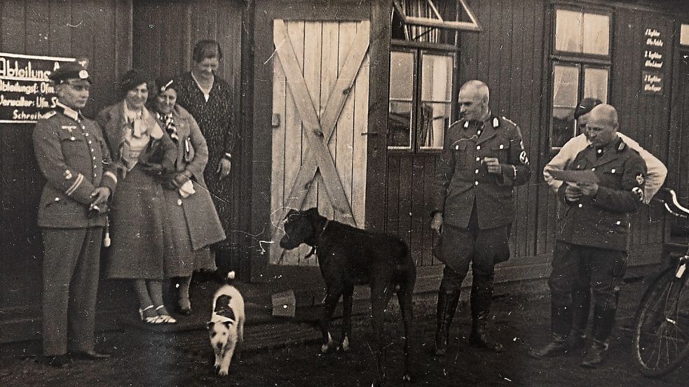 Wachmannschaften und ihre Gäste im Kriegsgefangenenlager Versen (Stalag VI B) im Kreis Meppen. Die Aufnahme entstand etwa im Jahr 1939/1940. Foto: Gedenkstätte Esterwegen/Sammlung Bragulla