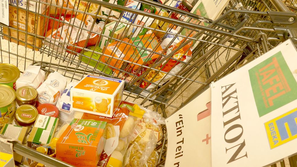 Jedes Jahr bittet die Rhauderfehner Tafel vor Weihnachten auch um Lebensmittelspenden. „Ein Teil mehr“ heißt die Aktion, die immer im Edeka stattfindet. Foto: Wieking