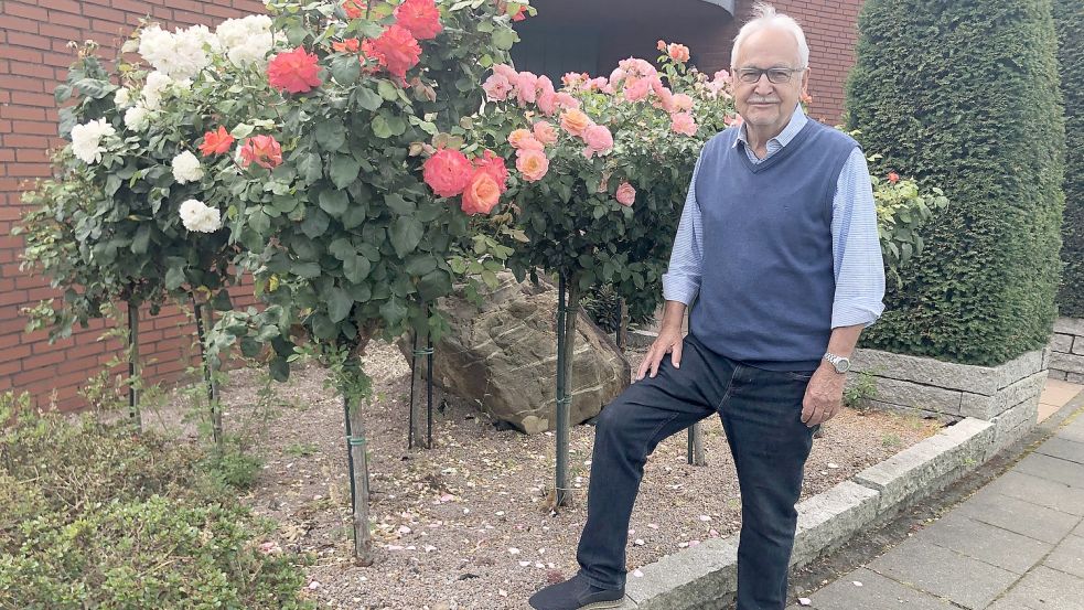 Die Rosen sind immer noch sein ganzer Stolz – Erhard Jüsche vor seinem Ziegelhaus in Köln.