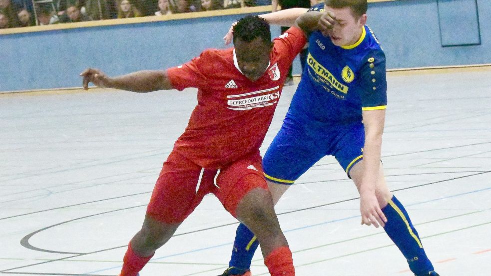 Der SV Nortmoor (rotes Trikot) hielt den SC Rhauderfehn/Langholt auf Distanz und gewann 2:0. Fotos: Damm