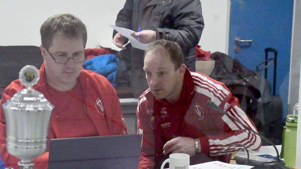 Die Organisatoren (links Hallensprecher Jens Kruse, rechts Obmann Bernhard Lübbers) hatten alles im Griff.