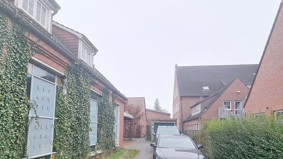 Das Gebäude im Vordergrund links hatte die Stadt schon vor zwei Jahren als Ausweichquartier für die Hoheellernschule (im Bild hinten rechts) gekauft. Jetzt kommt noch das Pastorenhaus hinten links dazu. Foto: Bothe
