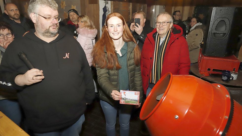 Große Spannung herrschte bei der Ziehung der Weihnachtsverlosung des Handels- und Gewerbevereins Barßel (von links): Dessen Vorsitzender Michael Niemeyer betrachtete aufmerksam, wie Glücksfee Kristina Haak das Los aus der Trommel zog, die Franz Bahlmann drehte. Foto: Passmann