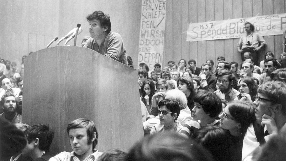 Der aus Frankreich ausgewiesene Studentenführer Daniel Cohn-Bendit sprach im Juni 1968 an der Freien Uni Berlin vor rund 2000 Studenten. Er rief ihnen zu: „Das ist nicht nur euer Kampf, sondern auch der Kampf der Nicht-Priviligierten“. Foto: Giehr/DPA-Archiv
