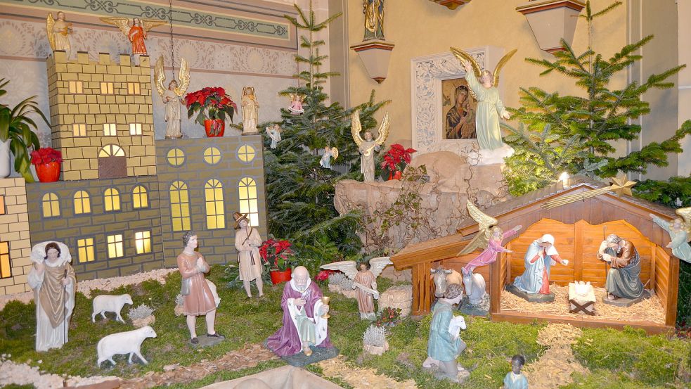 Frisch restauriert wurden jetzt die rund 200 Jahre alten Lindenholzfiguren der Krippe, die in der Kirche St. Jakobus Saterland aufgestellt ist. Restauratorin Käthe Tiedeken aus Altenoythe setzte die Krippenfiguren instand. Aufgestellt wird die Landschaft, zu der diesmal auch ein Moor gehört, seit 26 Jahren von Heinrich und Wolfgang Böhmann. Fotos: Fertig