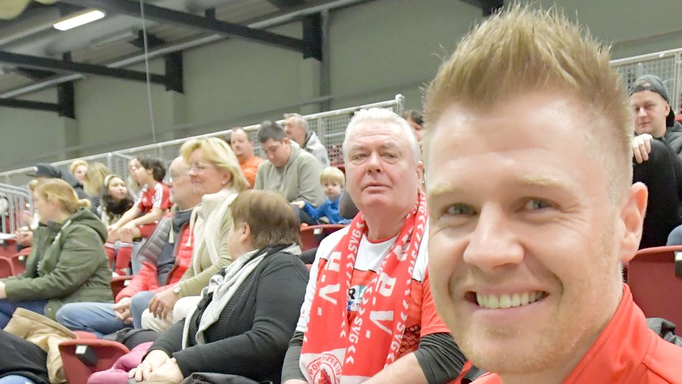 Tamme Bölts ist ein Kind des Aurich-Cups. Als kleiner Steppke trainierte ihn sein Vater Friede (hinten). Foto: Ortgies