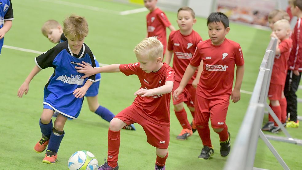 Mit großem Einsatz und viel Freude waren auch Komet Walle (blaues Trikot) und Fortuna Veenhusen dabei. Foto: Ortgies