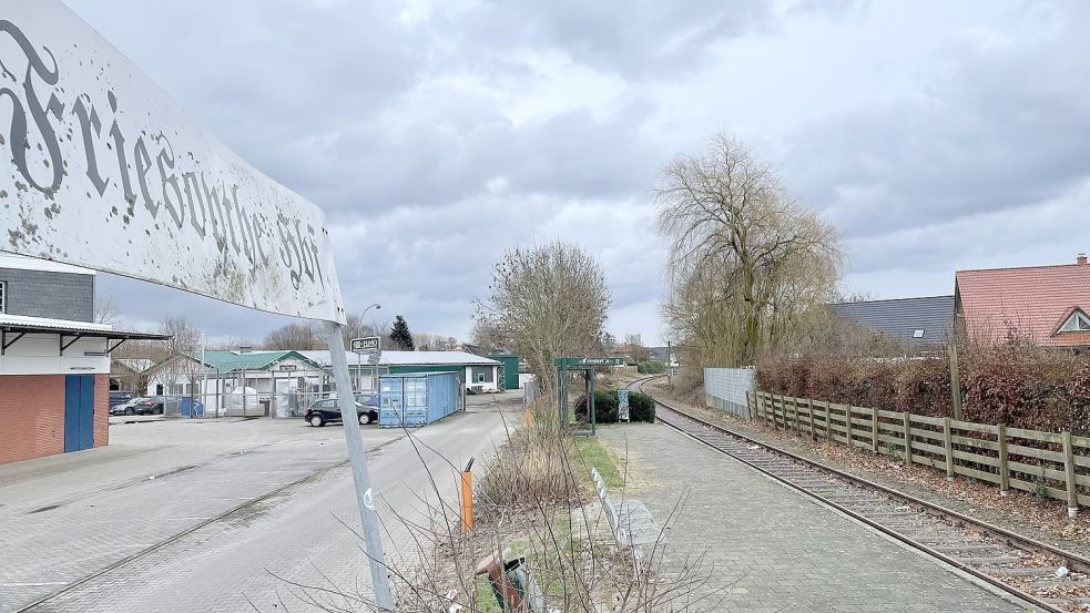 Bis wieder Züge am Friesoyther Bahnhof ankommen, wird es noch dauern. Eine Auflösung der Friesoyther Eisenbahngesellschaft sowie eine Stilllegung der Strecke ist aber vorerst vom Tisch. Foto: Stix