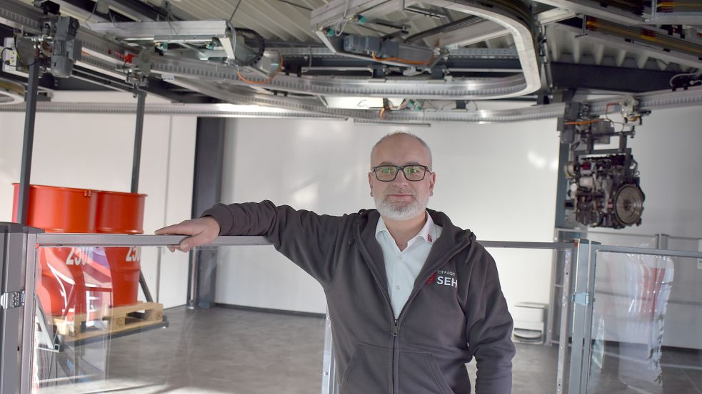 Arne Lucas, der bei SEH Engineering die Teamleitung für den kaufmännischen Vertrieb Fördersysteme hat, steht im neuen Skycube. Foto: Zein