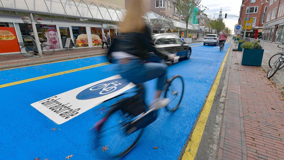 Boah, ist das blau! Seit Oktober leuchtet die Neutorstraße großflächig in knalliger Farbe. Foto: Ortgies