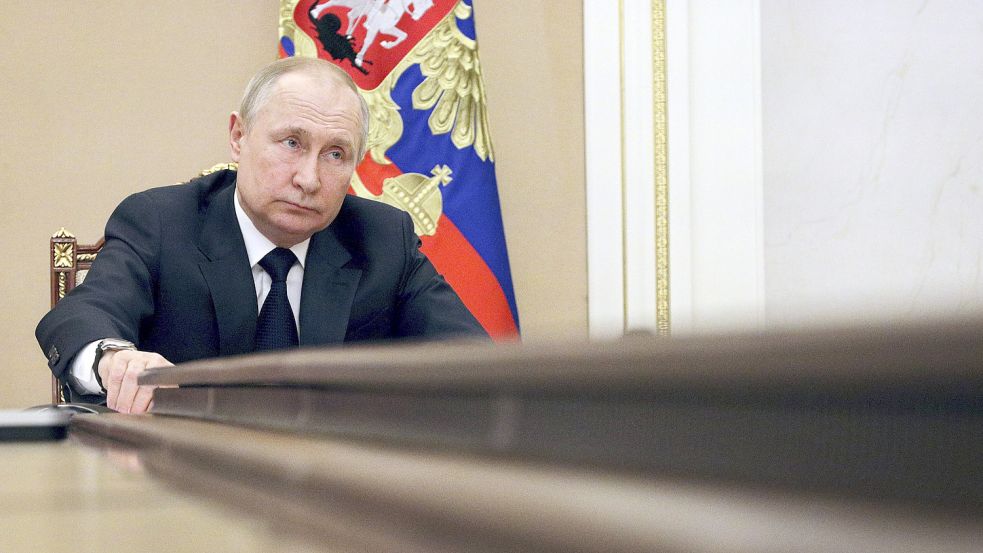 Allein am langen, langen Konferenztisch: Russlands Präsident Wladimir Putin. Foto: Klimentyev/Pool Sputnik Kremlin/AP/DPA/Archiv