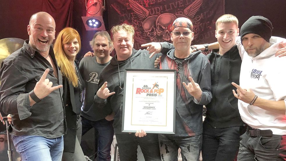 Rockband mit Auszeichnung: Marco Schlörmann (von links), Gaby Appiß, Vincent Weiss, Frank Erfeling, Detlef Beckmann, Lars Boos und Tammo Welp präsentieren die Urkunde für den Deutschen Rock-&-Pop-Preis. Foto: Mielcarek