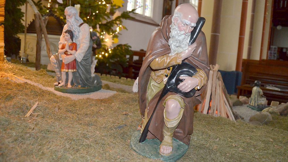 Diese beiden Hirten, die zur Krippe der Kirche St. Peter und Paul in Scharrel gehören, sind mehr als 130 Jahre alt. Das stellte Käthe Tiedeken fest, als sie die Scharreler Krippe 2017 restauriert hat. Auch diese Arbeit wurde von der LzO-Stiftung finanziell unterstützt. Foto: Fertig