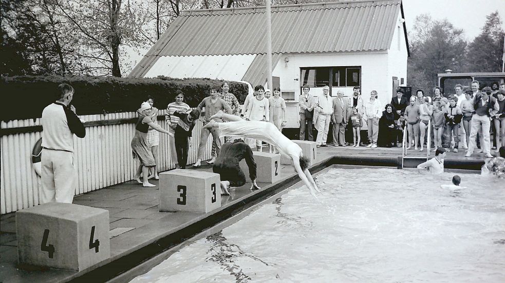 Mit einem Sprung ins kühle Wasser startete die Badesaison im Mai 1985 im Freibad am Langholter Meer.