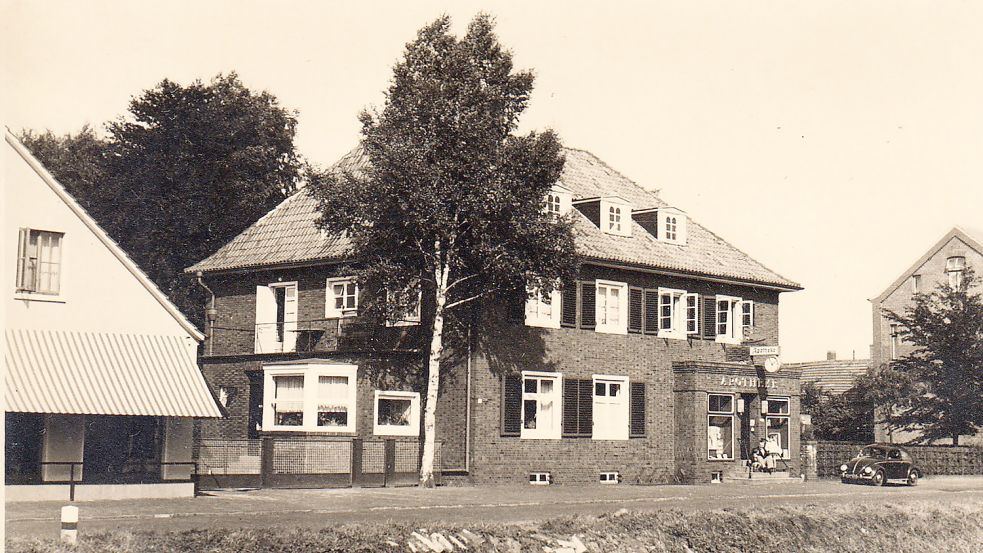 •Im Laufe der Zeit hat sich das Haus am Untenende 17 kaum verändert. Das Bild zeigt die Apotheke in den 1950er Jahren. Fotos: Sammlung Hensmanns /GA-Archiv