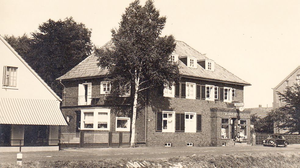 Die Alte Fehn-Apotheke war rund 100 Jahre lang in Besitz der Familie Sarrazin. Das Gebäude – heute ist dort das Geschäft Nautikum beheimatet – wurde im Jahr 1936 gebaut. Das Foto wurde vermutlich um 1950 aufgenommen. Fotos: Archiv/Fehn- und Schiffahrtsmuseum