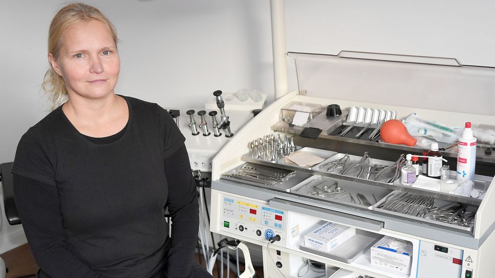 Die Hals-Nasen-Ohren-Ärztin Dr. Susanne Modemann würde gerne am Norder Krankenhaus als Belegärztin operieren. Doch seit dem Frühjahr ist noch kein Vertrag mit der Trägergesellschaft der Klinik zustandegekommen. Klappt das unter der neuen Geschäftsführung? Foto: Ellinger