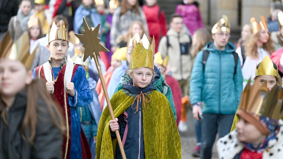 Junge Sternsängerinnen und -sänger nehmen an der 65. Eröffnung der bundesweiten Aktion Dreikönigssingen auf dem Römerberg teil. Foto: Arne Dedert/dpa