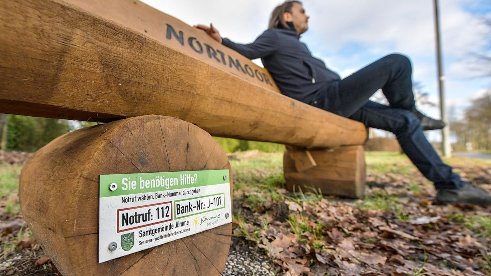 Die bunten Tafeln befinden sich neuerdings am Fuß der Bänke. Foto: Ortgies