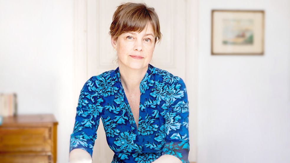 Mariana Leky ist die Autorin von „Was man von hier aus sehen kann“, „Die Herrenausstatterin“ und „Kummer aller Art“. Foto: DuMont Buchverlag