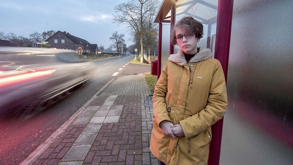 Ein gewohntes Bild: Enni wartet auf den Bus und Autos fahren an ihr vorbei. Meist mit nur einer Person im Innern. Foto: Ortgies