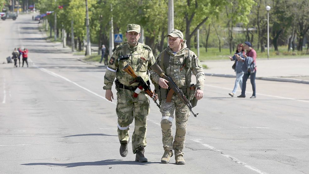 Milizionäre des prorussischen Separatistengebietes Donezk patrouillieren auf einer Straße während der Feierlichkeiten anlässlich des 77. Jahrestages des Endes des Zweiten Weltkriegs und des Sieges über Hitler-Deutschland. Foto: Alexei Alexandrov/AP/DPA