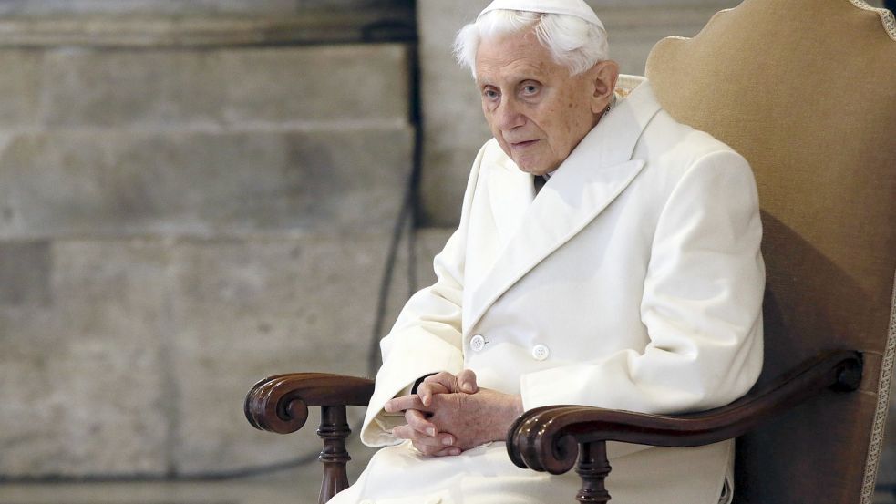 Der emeritierte Papst Benedikt XVI. sitzt 2015, knapp drei Jahre nach seinem Rücktritt vom Amt, während einer Messe im Petersdom. Nun ist er im Alter von 95 Jahren gestorben. Foto: Borgia/AP/DPA