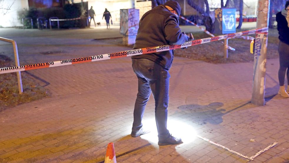 Die Polizei sperrte den Tatort weiträumig ab. Auf dem Boden waren mehrere Blutstropfen zu erkennen. Foto: Stefan Tretropp