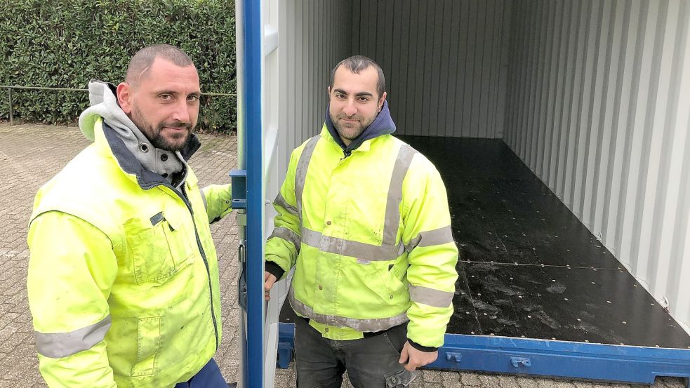 Ivo Boshnakov (links) und Javid Abdulleyev vom Meisterbetrieb Kugathasan aus Leer unterstützen die Spendenaktion. Sie hoffen, dass die beiden Container, die am Freitag auf dem Parkplatz der Friedhofskapelle der Kirchengemeinde St.-Bonifatius in Langholt aufgestellt worden sind, sich in der kommenden Woche schnell mit vielen Sach- und Lebensmittelspenden füllen. Foto: Ammermann